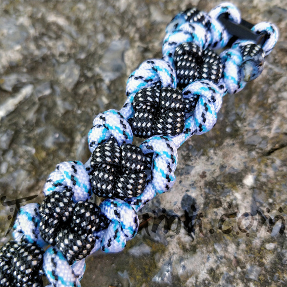 Aromatherapy Tactical 550 Paracord Bracelet - Picture 2 of 3